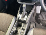 シンプルでとても使いやすいフロアシフトに、パーキングブレーキは電子制御パーキングブレーキです。