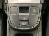 セレクトレバーの下に電子制御パーキングブレーキがあります。スイッチひとつで、停車した地点の傾斜などをシステムが検知・判断してブレーキ力を自動的に最適制御し、しっかり停車できるパーキングシステムです。