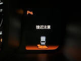 パーキングセンサーシステムは走行中に障害物が迫ると音と表示でお知らせ、低速走行時時の安心感を高めます