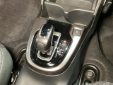 自然に手が届く距離に配置されたシフトレバー。