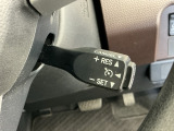 アクセルから足を離しても設定したスピードを保ち走行し、高速道路での疲労軽減に役立つクルーズコントロール付きです!