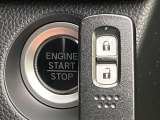 【Hondaスマートキー】カバンやポケットに入れたままでもドアの施錠・解錠が可能なスマートキーを装備。エンジンのオン・オフ時もカギを取り出す必要が無いからとっても便利です♪