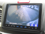 バックをするとき自動でリアの様子が映る『リアカメラ』付き! ナビ画面で確認しながらバックができますから安心ですね。でも、目視も大切ですよ!安全第一でお願いします!