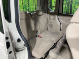 後部座席も気になるようなキズ・汚れやへたり等、大きなダメージはなく、良好な状態です。