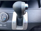 自然に手が届く距離に配置されたシフトレバー。