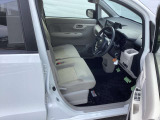 【ベンチシート】ラブラブ!(笑)で、運転席・助手席の行き来もしやすく、駐車時に便利☆また開放感もいいですね!一度体感されるとクセになりますよ(^^)