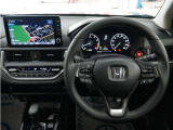とても握りやすいステアリング!運転手の気持ちがそのまま伝わるかのような反応をしてくれます!小物入れや各ボタンの配置にこだわり、とても使いやすいです !視認性も良好なのでロングドライブもお任せ下さい!