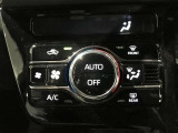 左右独立温度コントロールフルオートエアコンです。運転席、助手席それぞれで独立して温度設定ができます。冷え性の方が乗っても安心ですね♪