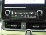 オートエアコンを装備しておりますので、四季を通じて車内を快適な温度に保つことが出来ます!高級感が有りますね!
