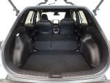 セカンドシートを倒した状態です。セカンドシートは独立可倒、荷物に合わせてラゲッジスペースをアレンジできます。