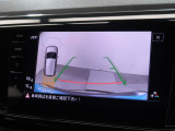 ギアをリバースに入れると車両後方の映像を映し出します。画面にはガイドラインが表示され、車庫入れや縦列駐車などの際に安全確認をサポートします。