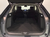 リア席を倒せば広々とした空間の出来上がり!床が低くフラットになり、天井までの高さがありますので積載が便利です。