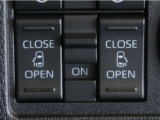 両側パワースライドドア付きだから、狭い駐車スペース等での乗り降り楽々!小さなお子様のいるご家庭には嬉しい装備。