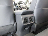 後席用にもエアコンの吹き出し口があり快適です。どの席に座っても快適なドライブが楽しめます♪