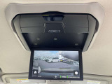 後席モニターがついています。走行中でもTV視聴やDVD鑑賞など後席の方は退屈しませんね