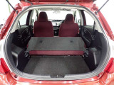 セカンドシートを倒すとさらに広々のラゲッジスペース