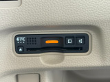 有料道路をキャッシュレスで通行できるETC車載器付きです。運転席足元に設置されています。ETCセットアップ費用は含まれておりません。別途必要となります。