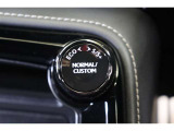 燃費優先のECO。パワー優先のSPORT。走りと燃費のバランスに優れたNORMAL。そして、CUSTOM。選べるドライブモードセレクトを装備しています。