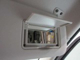運転席側と助手席側にバニティミラーついていますちょっとした身だしなみが確認できます。