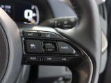 アダプティブクルーズコントロール機能付きです。走行中に先行車の様子を検知しながら、設定した車速の範囲内で先行車との距離のキープを支援します。詳細は販売店スタッフまでおたずねください。