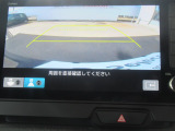 【リアカメラ】リバースに入れるだけで後方の映像が映ります。安全確認や、狭い駐車場での車庫入れ、雨の日や夜間など視界の悪い時に便利です。安全にバックする為には欠かせない装備です。
