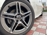 ●純正18インチアルミホイール:輸入車ならではの卓越した走りを支えるホイールと足回りです!日本車の走りに慣れている方にもぜひ体感して頂きたいほど、高いレベルでまとまっています!