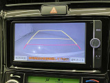 車庫入れなど後進運転時に死角をモニターで確認ができて安全です♪ ステアリング操作の参考になるガイド線も表示しますので車庫入れがニガテな方も安心ですネ!