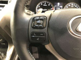 ステアリングスイッチ付き。前方から目を離すことなく操作することが可能です。