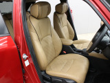 【運転席】ブラウンの本革シート。コンパクトカーとは思えない贅沢な仕立てです!