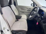 ゆったりと座れる運転席シートですのでストレスなく運転が出来ますよ!