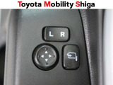 便利な電動格納ドアミラーも装備しております。駐車時にボタン一つで折り畳む事が出来るので便利ですよ。