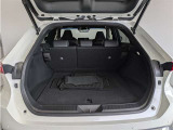とても広々、大きな開口部の荷室スペースですね。 開口部広々だから、大きな荷物も楽々収納出来ちゃいますね。 荷物スペースは広いほうがいいですよね。