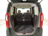 リアシートを倒すと、ラゲッジスペースを広くお使いいただけます!