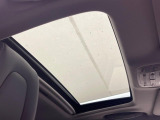 【ムーンルーフ】開放感たっぷりの希少装備、ムーンルーフが装着されています!車内に明かりを取り入れたり景色を楽しむ以外にも、車内の空気も簡単に換気できて快適です!