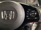 ハンドルにHondaセンシング系のクルーズコントロールやレーンキープアシストなどのスイッチが装備されています。ハンドルから手を離さず安全に操作できます。