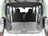 後席シートをアレンジしますと、広い荷台ができあがります。大きな荷物も。