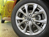 【純正15インチアルミホイール】外観にマッチした純正アルミホイールを装着しております。各種社外アルミホイールや、スタッドレスタイヤも取扱いしております。是非ご相談ください♪