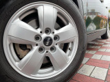 ●純正15インチアルミホイール:輸入車ならではの卓越した走りを支えるホイールと足回りです!日本車の走りに慣れている方にもぜひ体感して頂きたいほど、高いレベルでまとまっています!