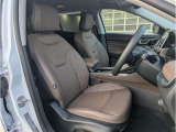 フロントシートは8ウェイのパワーシートとなっており、運転席側には2パターンのシートメモリー機能を搭載しております。
