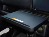 ナビ下のトレーを引き出せばテーブルに早変わり、休憩時に重宝します。