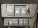 両側電動スライドドアは運転席から操作ができるよう、操作スイッチが付いています。Hondaセンシング用のVSA(ABS+TCS+横滑り抑制)解除とレーンキープアシストシステムなどのスイッチがあります。
