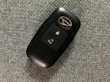 スマートキーを装備しています☆カギをカバンやポケットに入れて頂いた状態でドアロックの開閉やエンジンスタートをして頂けますよ!とても便利な装備です!