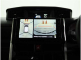 パノラミックビューモニター装備!トップビュー&フロントビュー・車両に取り付けたフロント、サイド、バックカメラの映像を合成して画面上に表示させることで、低速時の運転を補助する装置です。