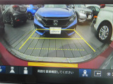 バックや車庫入れなどに切り替わるバックカメラ画像です。対象物に近づくとアラート音も鳴るパーキングセンサー付きです。