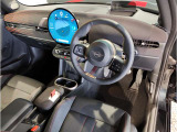 MINIの内装はとにかく『円』に拘ったデザインコンセプトが一目で伝わってきます。これほど円形に拘った車は他に御座いません。伝統のデザイン、トグルスイッチなど遊び心のある内装で御座います。