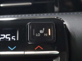 快適温熱シート(運転席・助手席)が装備されています。長時間座っていると負担のかかりやすい肩や腰、寒い日に冷えやすい脚部に快適なぬくもりを伝えます。HI-LOのモード切替スイッチ付です。