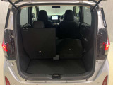 後部座席は分割でシートを倒すことができます。大きな荷物、ゴルフバックも積めます。上質で広々とした室内だから、みんなが心地よく車内で快適に過ごせます♪