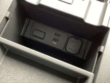 センターコンソール内にUSB端子2個設置 ミュージックプレーヤー接続でお気に入りの音楽を楽しむことが出来ます♪USB端子接続で可能な端末充電を同時に2個行うことが出来ます。