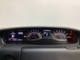 スピードメーターとタコメーターを大きく配した見やすいメーター部になっています。左側のインフォメーション画面でオドメーターや燃費などの情報を確認できます。