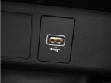 【USBジャック】充電をスマートに。スマートフォンやタブレット、携帯ゲーム機などの充電が可能。